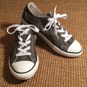 🍁HP🍁NWOT Converse one star shoes size 3